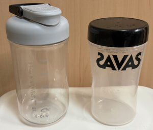 手放すSAVASのプロテインシェイカーともう一つのシェイカー（1以上out）