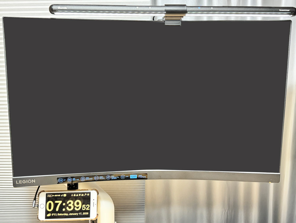 上下反転前のメインモニター。下ベゼルが厚く、デスク下の余白が狭い状態