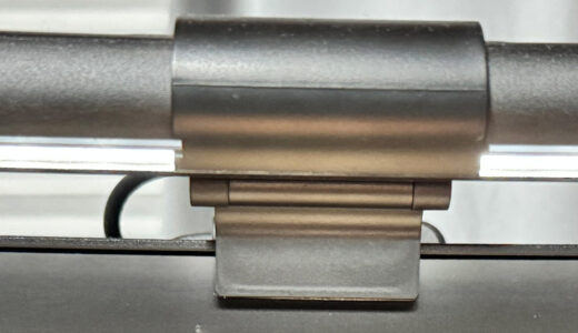 モニターライトのスタンド部分が画面にかかってしまっている状態