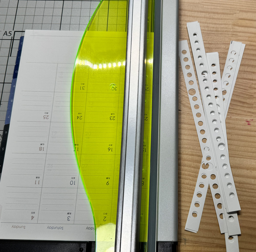 ルーズリーフの穴部分をカットした状態