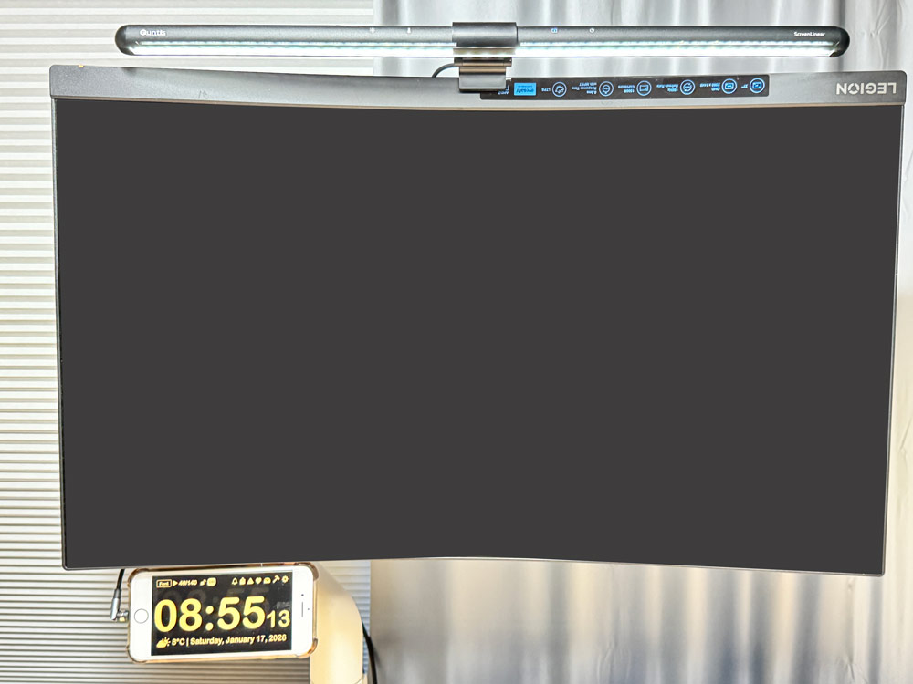 上下反転後のメインモニター。デスク下の余白が広がった状態