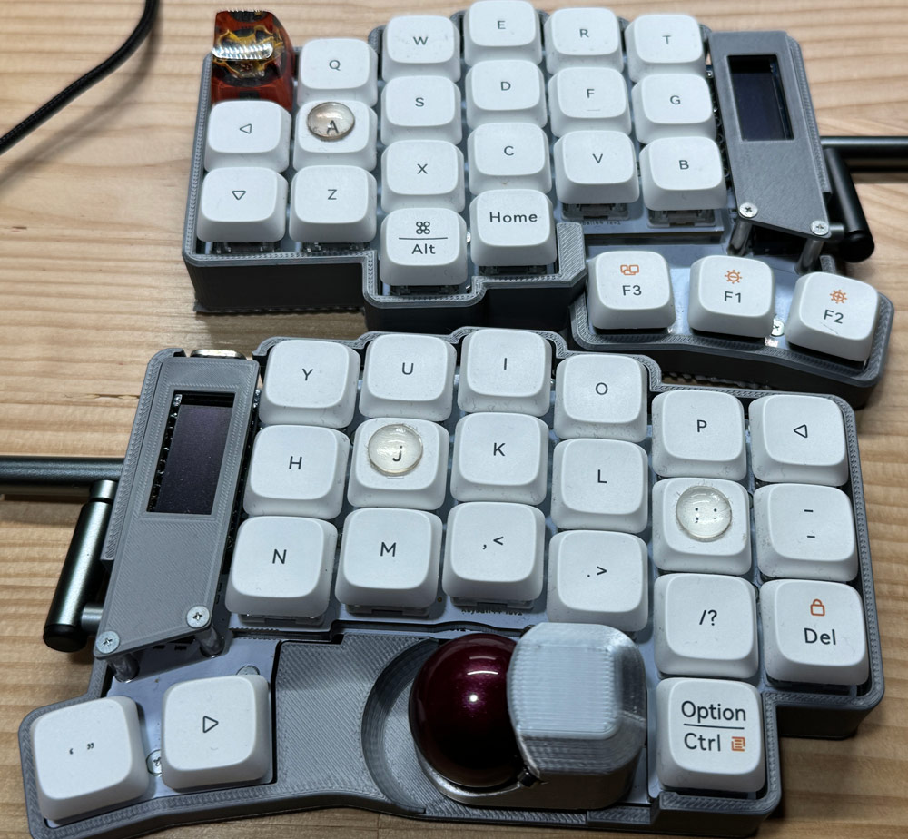 分割自作キーボードの現状。キーキャップに刻印はあるが、矢印キー該当部分の目印がない状態。