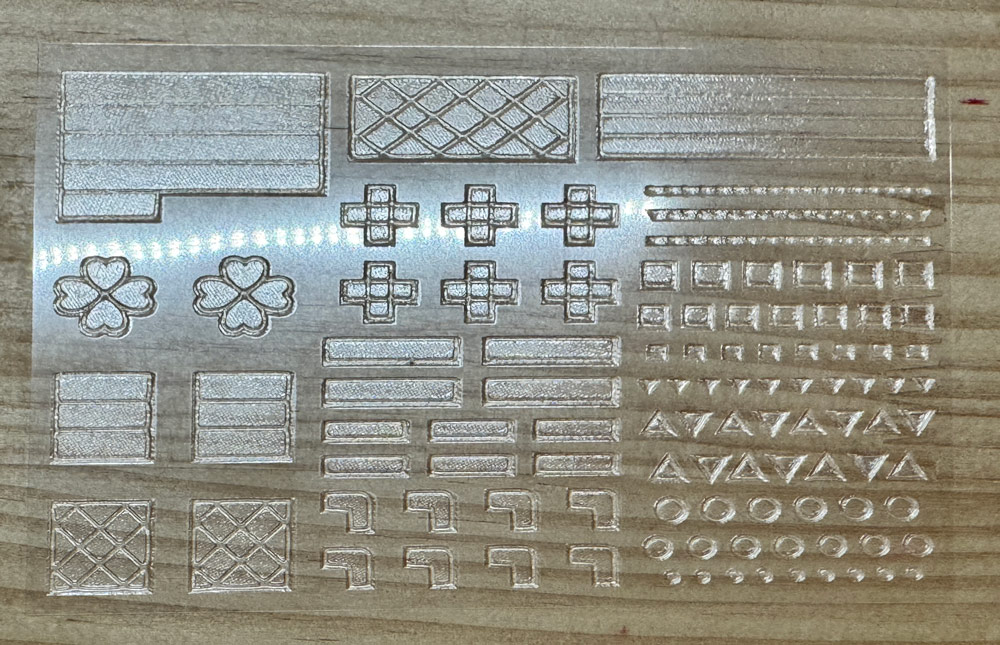 透明な凸凹シールのアップ。十字やラインなど、指で触って判別できる形状になっている。