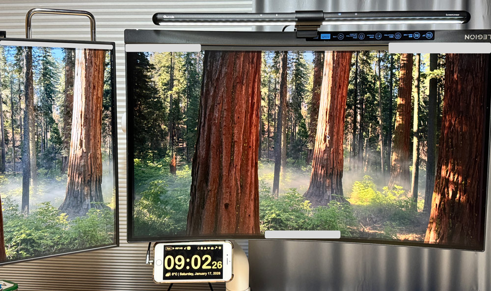 上下反転後のメインモニター。モニターライトと時計の位置が改善されたデスク