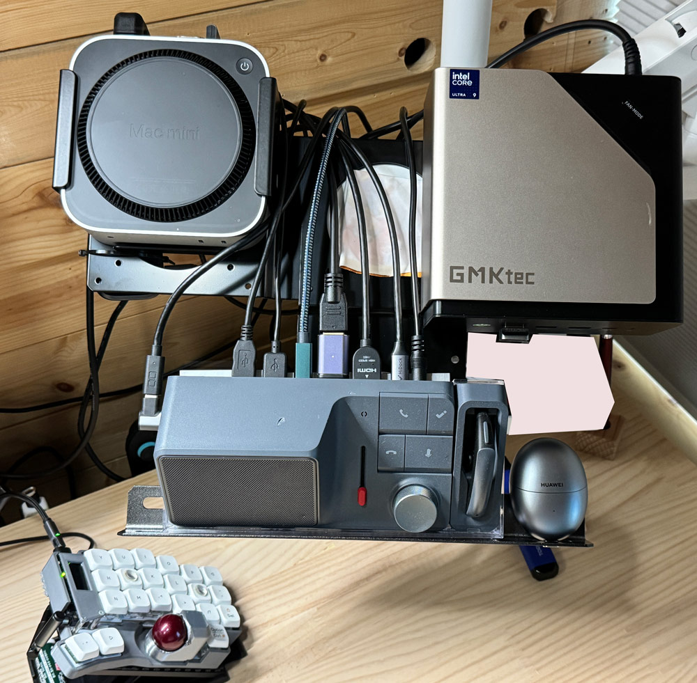 Windows miniPCとMac miniを2台運用していた頃のデスク全景。ドッキングステーションと2枚モニターの配線が見える状態（PC周り配線ver1.0）