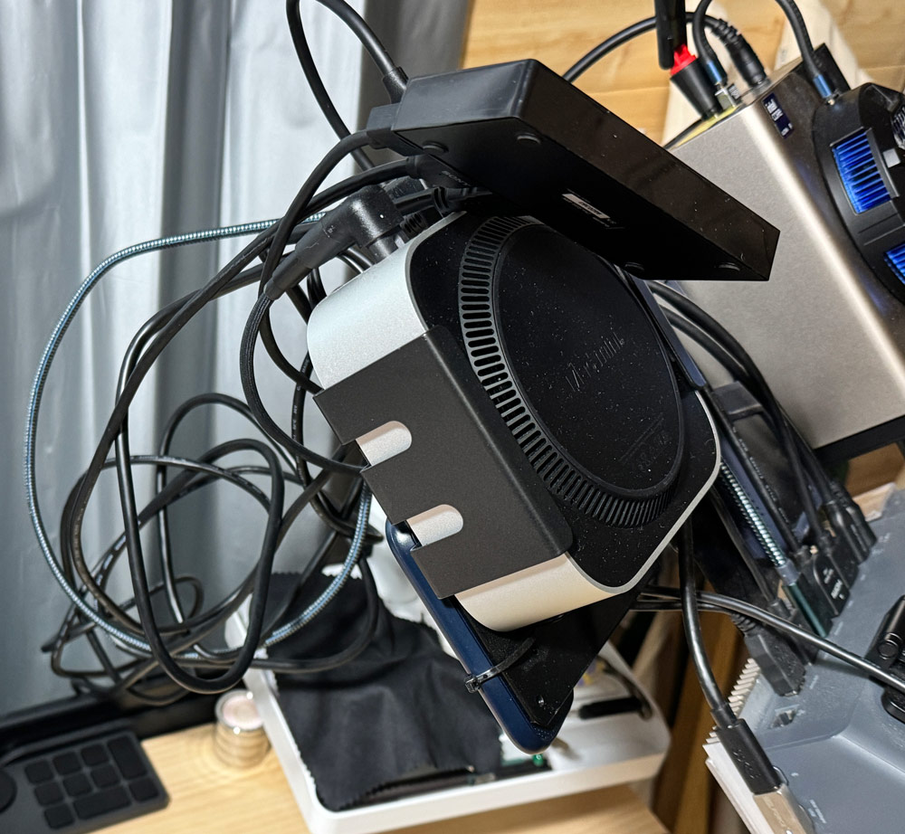 仮設のまま増えたケーブルが重なり、配線に負荷がかかっているPC周り配線ver2.0の問題点