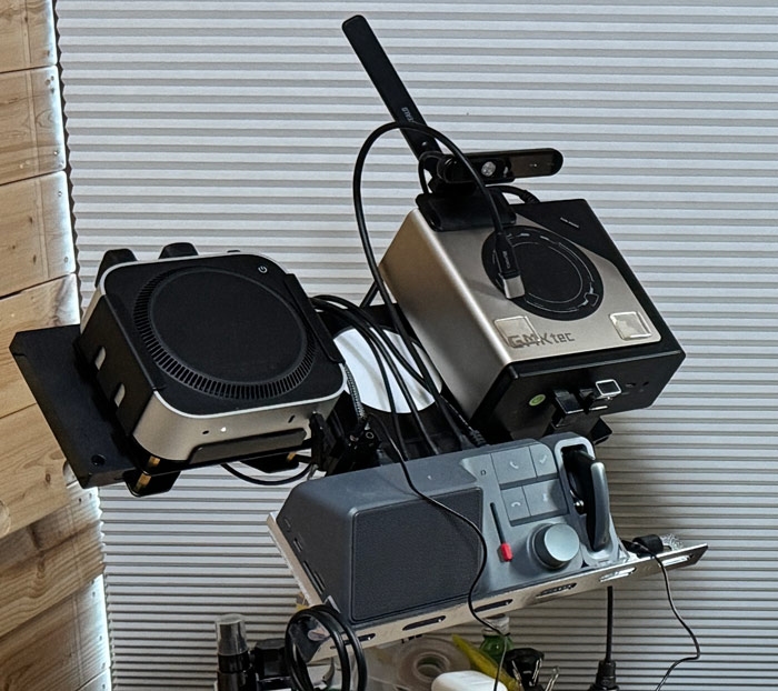 全部浮かせるパソコン周辺の写真