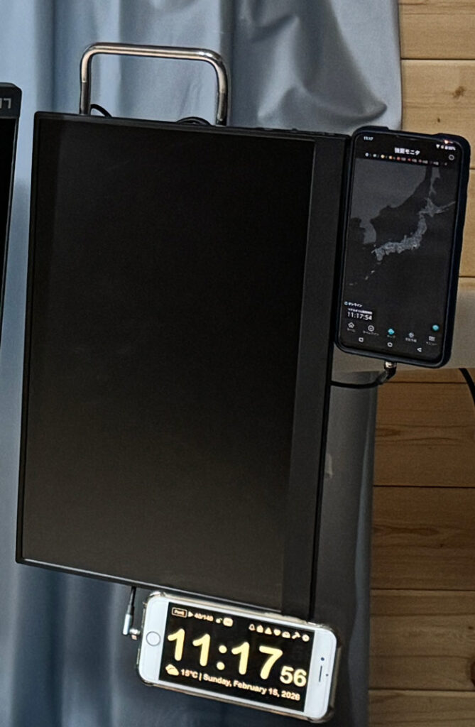 サブモニター横に時計と強震モニタ用スマホを集約した状態
