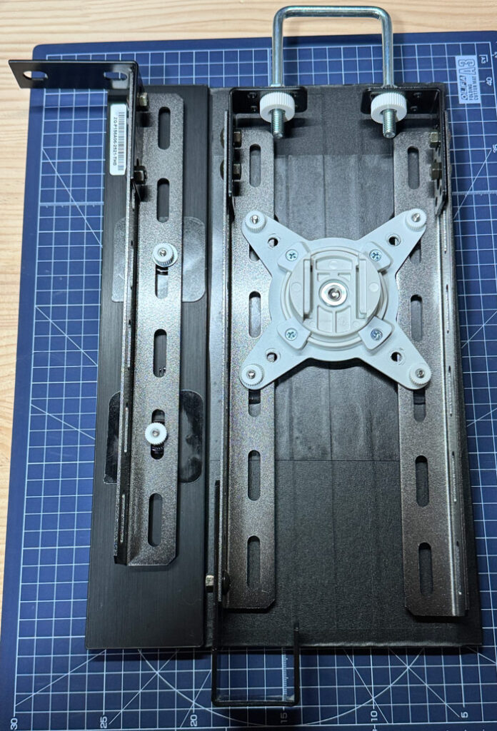 サブモニター裏のVESA拡張後構成｜10mmピッチプレート使用
