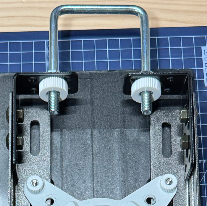 L字アングルによるサブモニター裏固定構造の詳細
