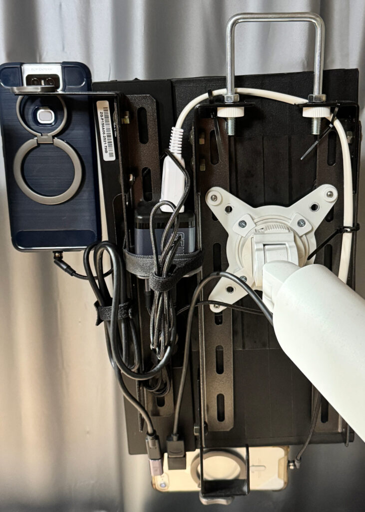 サブモニター裏の配線整理後の状態｜電源とHDMIのみ露出
