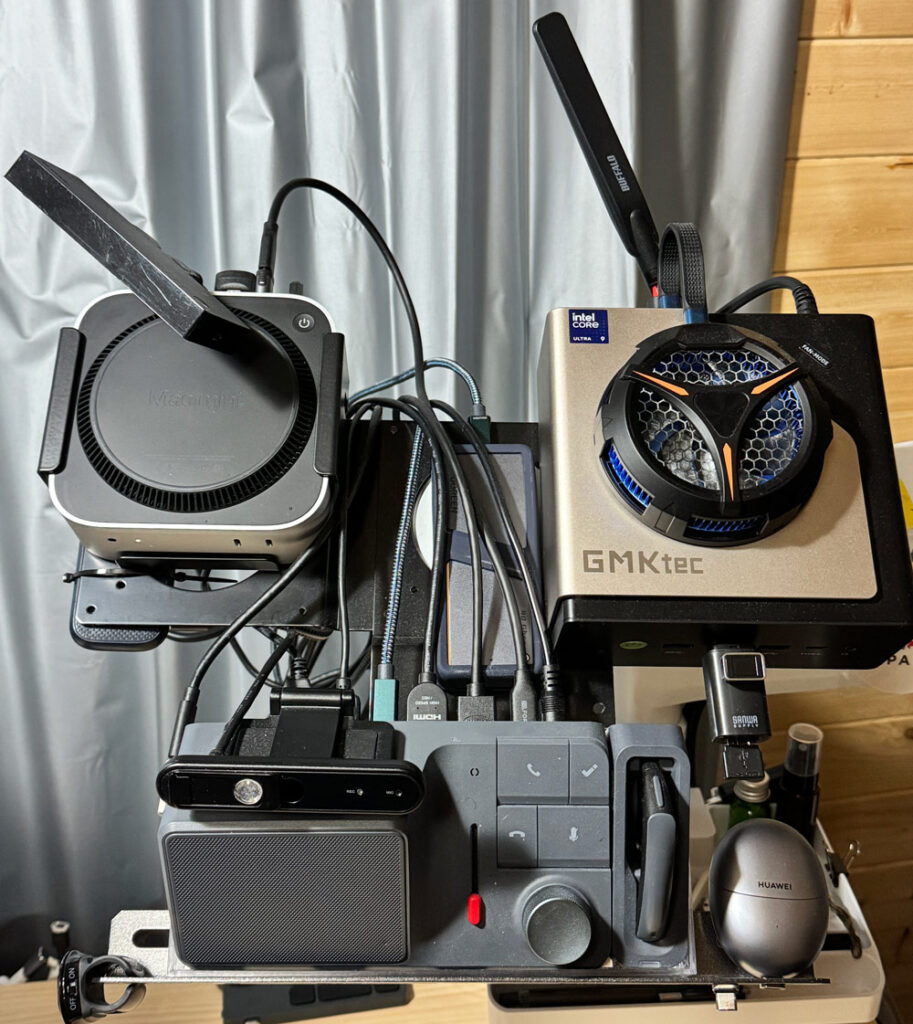 VESA増設プレートでT字構造に拡張したPC配線ver2.0の構成。Mac miniとWindowsミニPCの2台運用状態