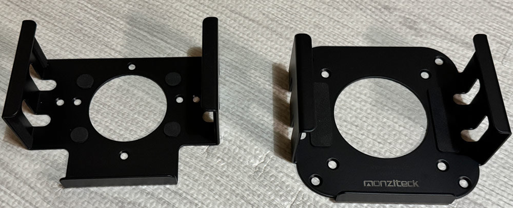 Mac mini用VESAマウントの変更前と変更後の比較写真。固定方法の違い、ネジ穴の違いが分かる状態