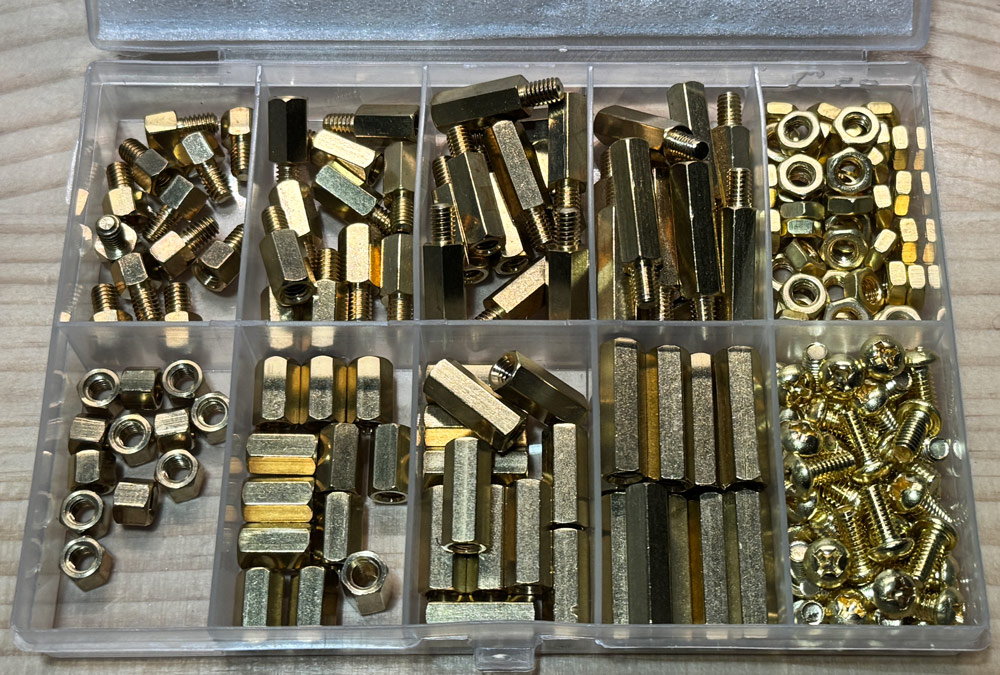 PCマウント固定用のM4ネジとスペーサーセット。高さ調整のために使用したパーツ