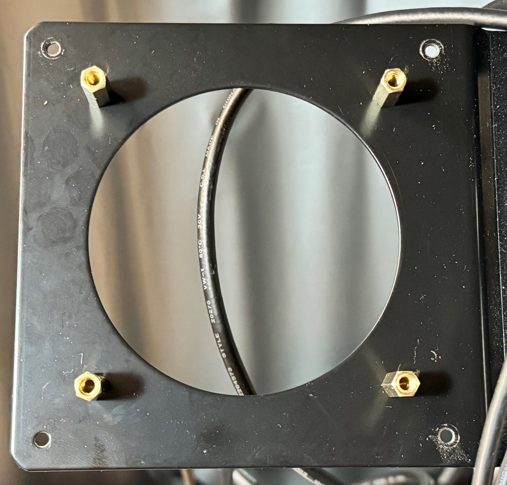 Mac miniマウントにスペーサーを取り付けて隙間を作っている途中工程